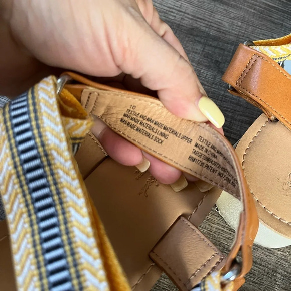 Universal Thread practically new yellow sandals. Size 10 outdoor utility sandals - Picture 4 of 6